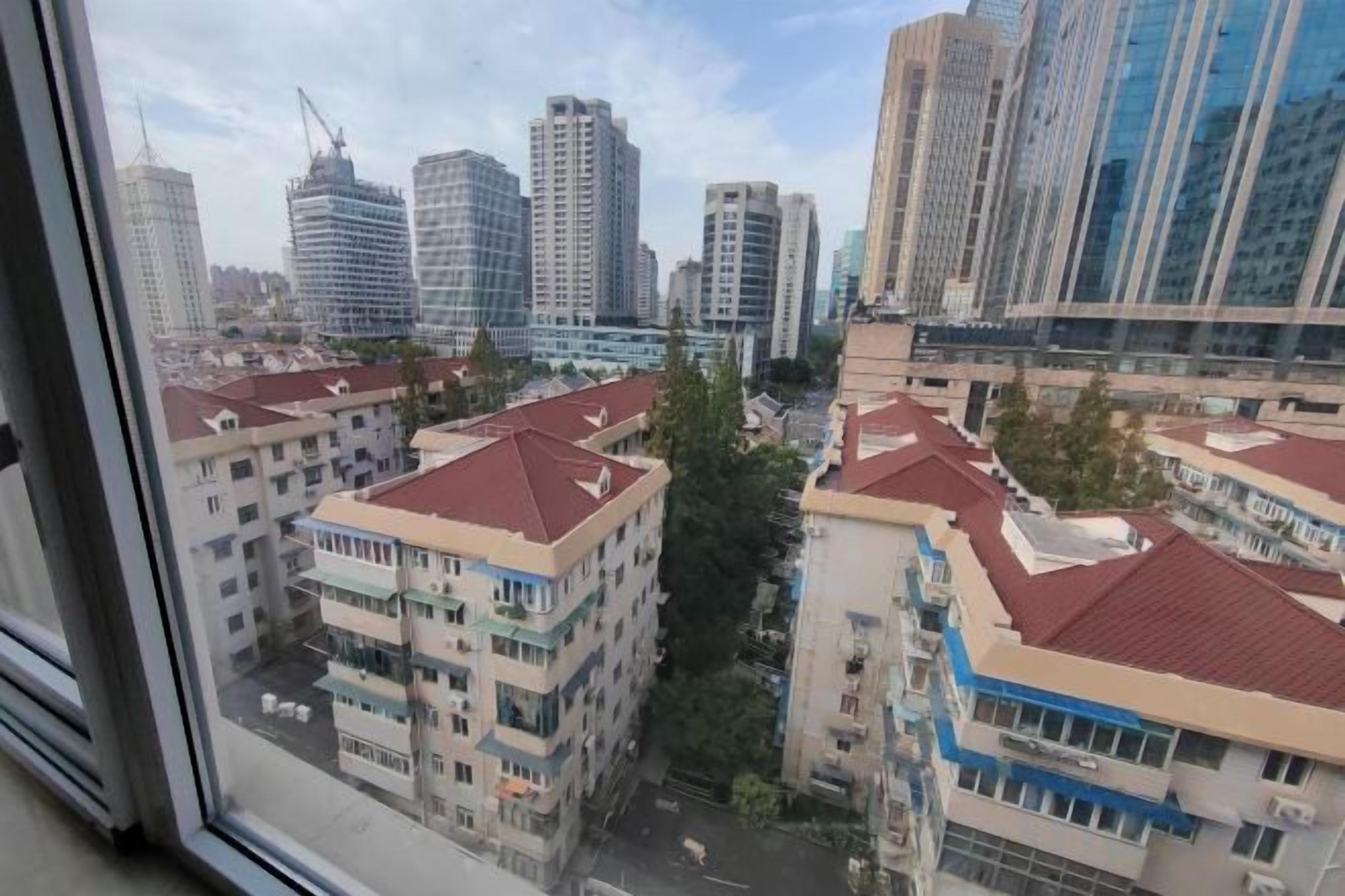 Vista de un paisaje urbano con rascacielos y edificios residenciales.