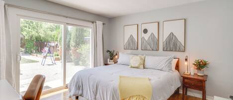 3 bedrooms, desk, iron/ironing board, internet