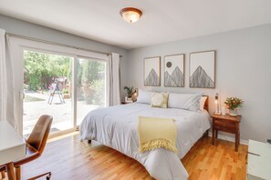 3 bedrooms, desk, iron/ironing board, Internet