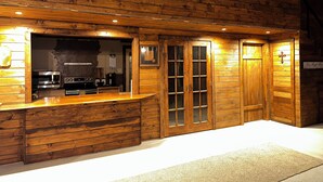 Une cabane en bois dotée d’un coin cuisine comprenant une cuisinière, un four et un réfrigérateur.