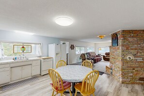 Interior - Spacious & comfortable home close to the Habor, Sand Dunes, beaches, & parks (Reedsport)