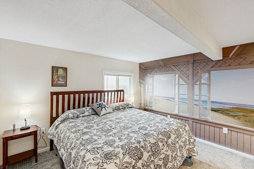 Spacious & comfortable home close to the Habor, Sand Dunes, beaches, & parks