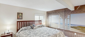 Spacious & comfortable home close to the Habor, Sand Dunes, beaches, & parks