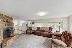 TV, DVD player - Spacious & comfortable home close to the Habor, Sand Dunes, beaches, & parks (Reedsport)