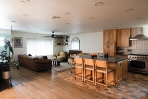 Interior - Cozy and open oasis - 12 mins to the beach (Oceanside)