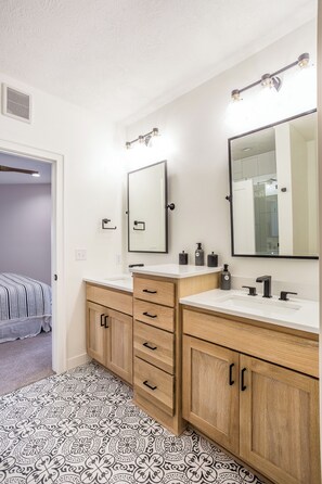 Dusche, Haartrockner, Handtücher, Seife