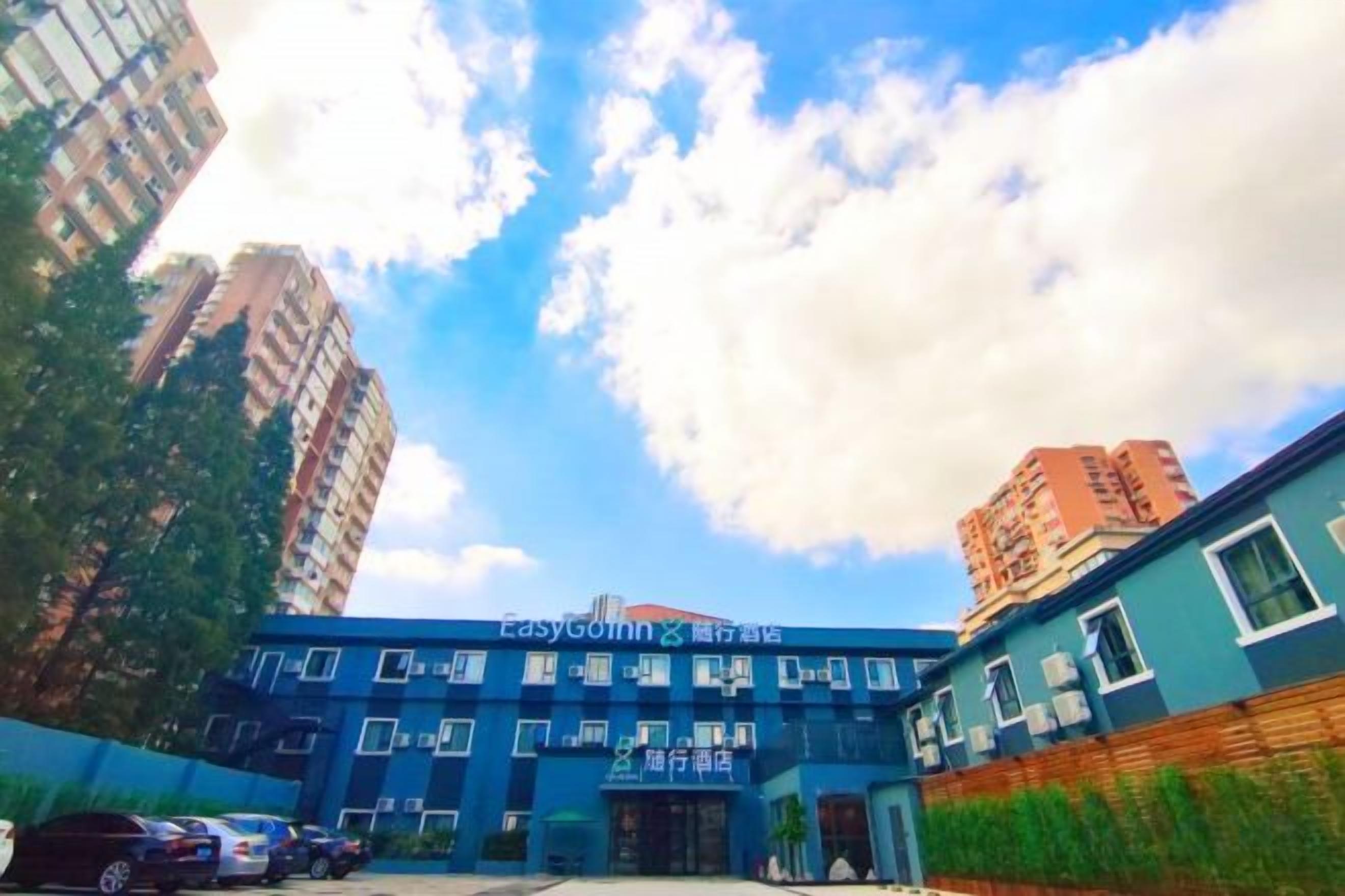 Un edificio de varios pisos con letreros que indican 'EasyGoinn' y 'Hotel EasyGoinn'.