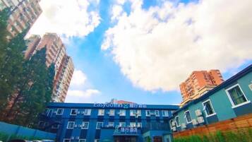 Un edificio de varios pisos con letreros que indican 'EasyGoinn' y 'Hotel EasyGoinn'.