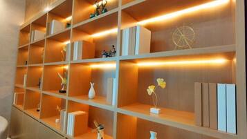Una estantería con diversos objetos decorativos y libros.