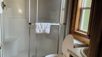 Dusche, Haartrockner, HandtĂŒcher, Toilettenpapier