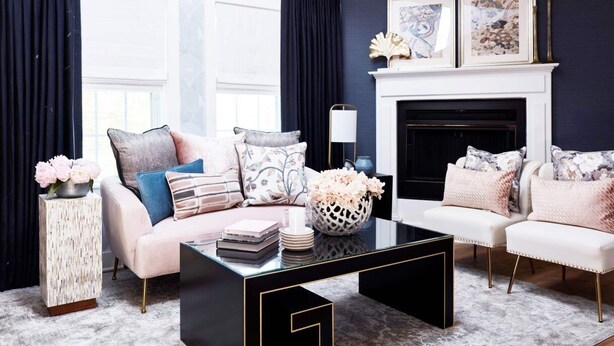 Un salon moderne avec un canapé, une table basse et une cheminée.