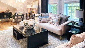 Un salon moderne avec un canapé, une table basse et des objets de décoration.