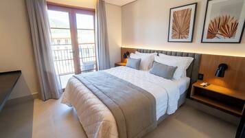 Espacio para trabajar con laptop, wifi gratis y ropa de cama