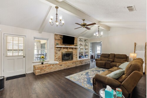 Cozy Pet-Friendly Unit, Seasonal Pool & Fireplace, Sleeps 8