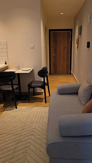 Smart TV - Chic 1-bedroom apartment in vibrant Nairobi with WiFi, fitness room, pool, sauna (Nairobi)