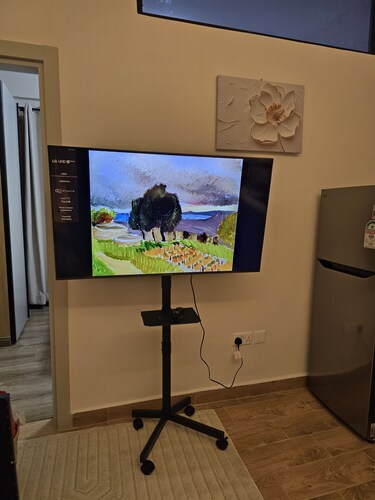 Chic 1-bedroom apartment in vibrant Nairobi with WiFi, fitness room, pool, sauna