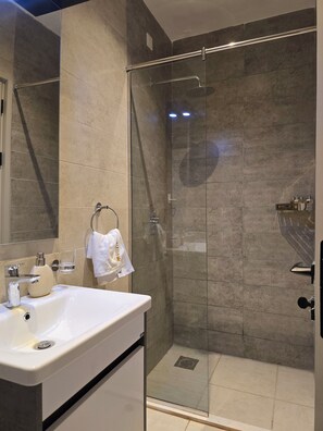 Dusche, Handtücher, Seife, Toilettenpapier