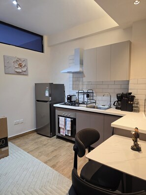 Microwave, oven, stovetop - Chic 1-bedroom apartment in vibrant Nairobi with WiFi, fitness room, pool, sauna (Nairobi)