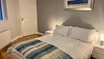 2 slaapkamers, een strijkplank/strijkijzer, reisbedje, wifi