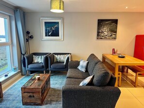 Een smart-tv, boeken en een stereo