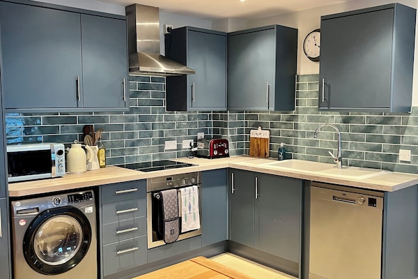 Geladeira, micro-ondas, fogão, lava-louças