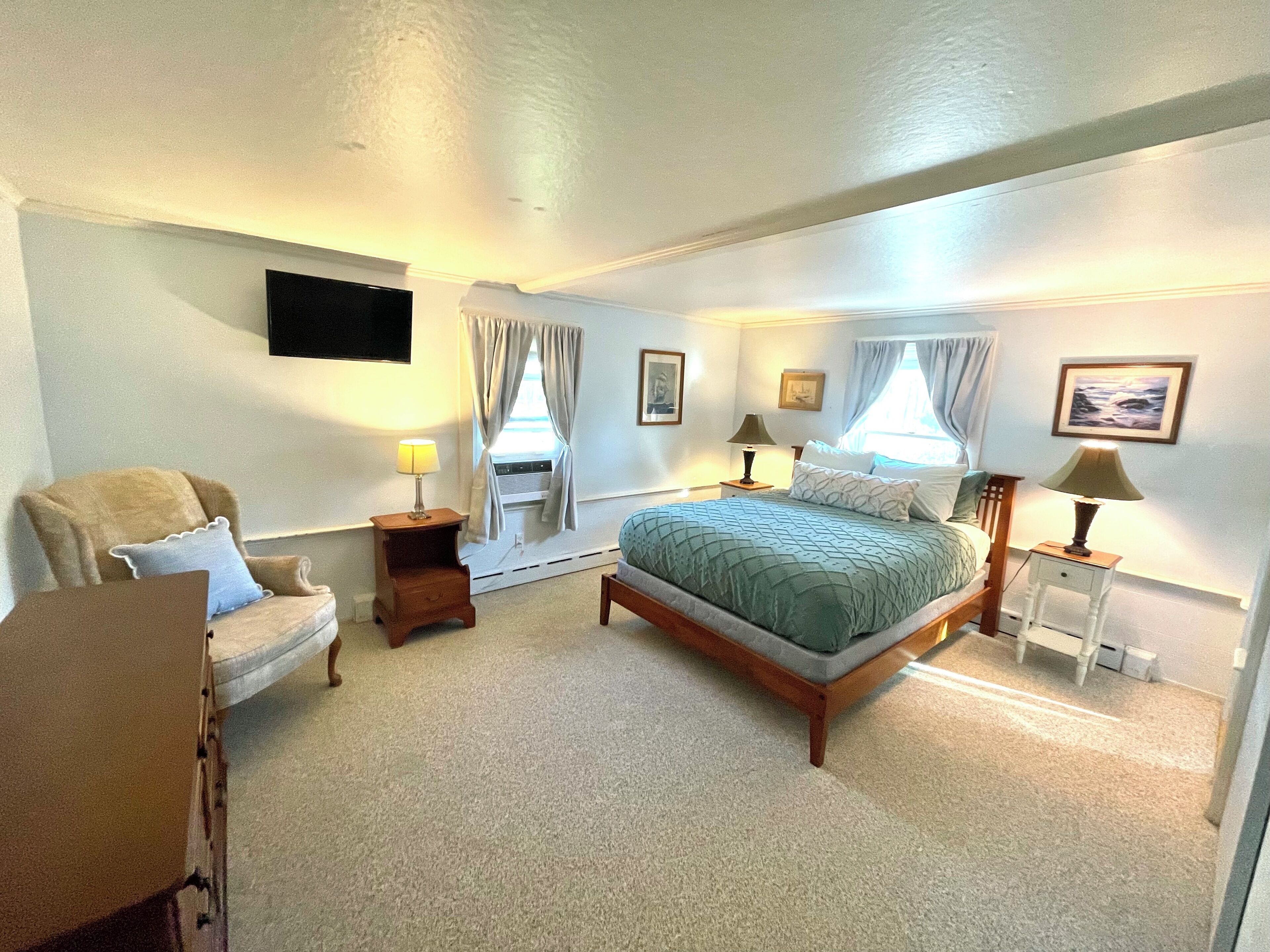 2 bedrooms, desk, iron/ironing board, WiFi