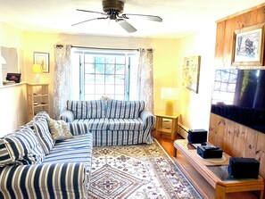 TV - Charming 2-bedroom cottage in fabulous Harwich with WiFi, AC (Harwich)