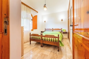 3 chambres, fer et planche à repasser, Wi-Fi, draps fournis