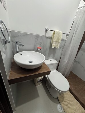Toalhas de banho, papel higiênico