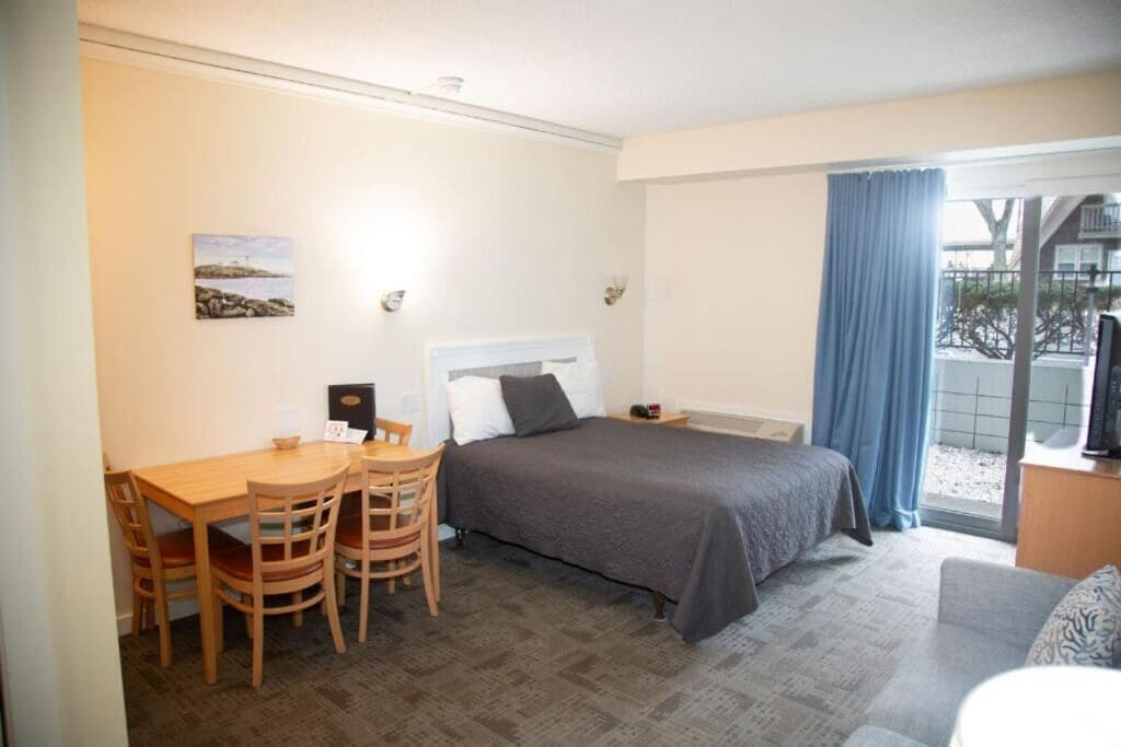 ตู้นิรภัยในห้องพัก, โต๊ะทำงาน, ผ้าม่านกันแสง, เตารีด/โต๊ะรีดผ้า