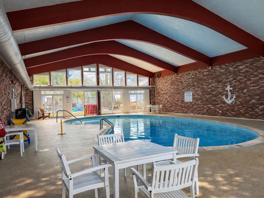 Kolam renang tertutup