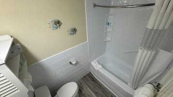 Combinació de dutxa i banyera i articles de tocador gratuïts