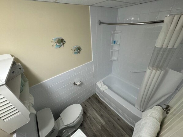 Duschwanne, kostenlose Toilettenartikel, Haartrockner, Handtücher