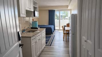 Deluxe Studio | In-room safe, desk, blackout drapes, iron/ironing board