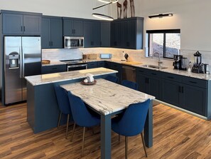 Fridge, microwave, oven, stovetop - Cabin in the Sky - modern luxury, stunning view, steam room, home theater & more (Duck Creek Village)