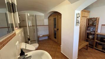 Dusche, Haartrockner, Handtücher, Seife