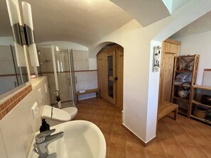 Shower, hair dryer, towels, soap - Quiet, idyllic vacation apartment with views of nature (Rheinsberg)