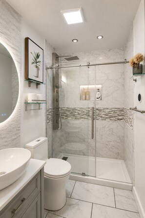 Een douche, een haardroger, handdoeken, zeep