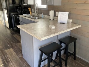 冷蔵庫、電子レンジ、オーブン、コンロ