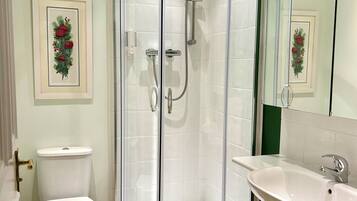 Bruser, miljøvenlige toiletartikler, hårtørrer, håndklæder