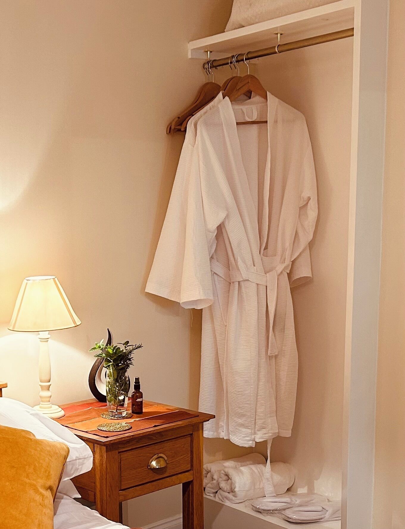 1 chambre, bureau, fer et planche à repasser, lit parapluie