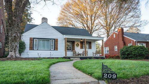 Charming 2BR Guest House in Historic High Point – Walk to HPU, Museums & Dining!
