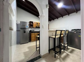 Frigorífico, microondas, horno y placa de cocina