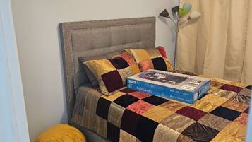 2 bedrooms, desk, iron/ironing board, WiFi