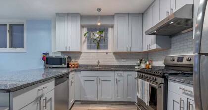 Charming 2-bed Garden condo in beautiful Chicago + WiFi, AC, & private parking