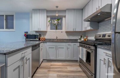 Charming 2-bed Garden condo in beautiful Chicago + WiFi, AC, & private parking