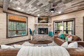 Téléviseur connecté, foyer, table de baby-foot