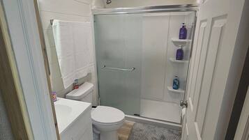 Een douche, een haardroger, handdoeken, zeep