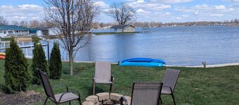 Beautiful Lakefront home, pets welcome, fully fenced, dock, kayaks, fishing!!