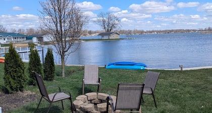 Beautiful Lakefront home, pets welcome, fully fenced, dock, kayaks, fishing!!